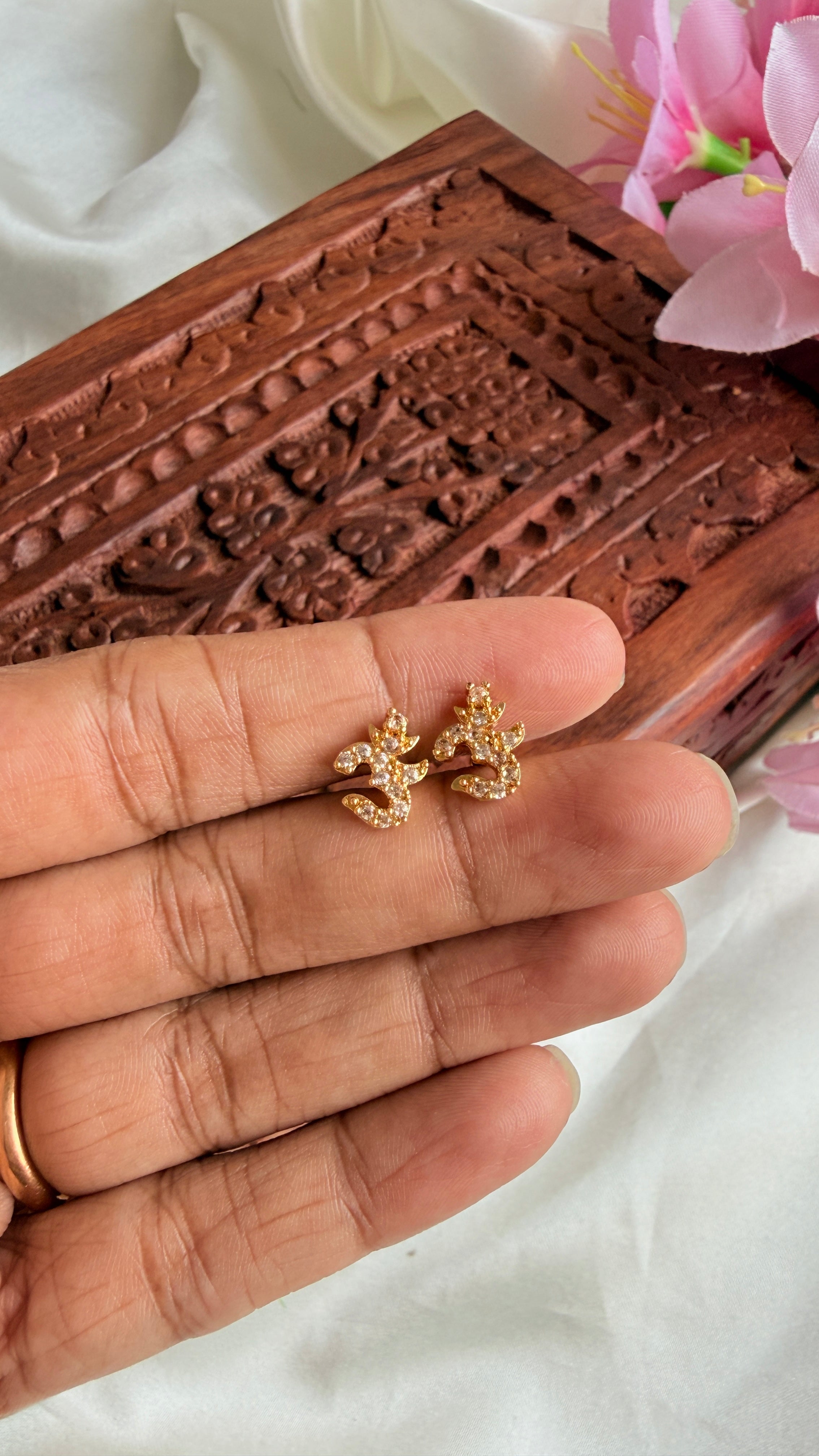 Gold Plated Ohm Nosepins/Stud RJ367 White